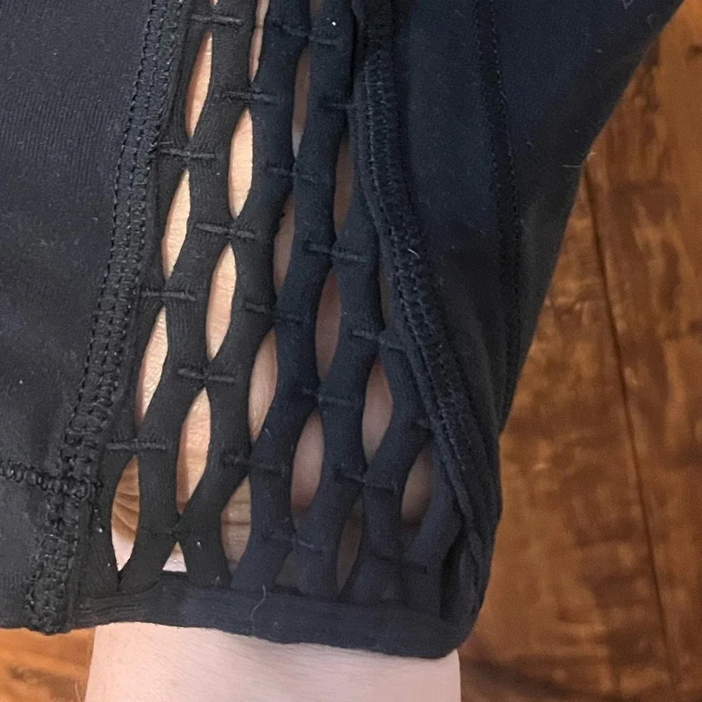 Lululemon Black Cropped Athletic Leggings Lattice Detail Women Size‎ M